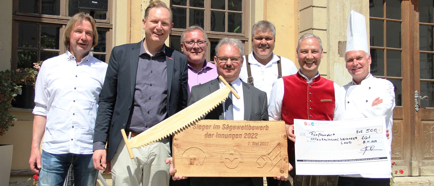 Olaf Eckardt, Innungsobermeister der Metallhandwerk-Innung Weimarer Land, setzte sich beim Sägewettbewerb der Innungen durch und gewann 500 Euro für ein Herzensprojekt der Innungen in der Region.