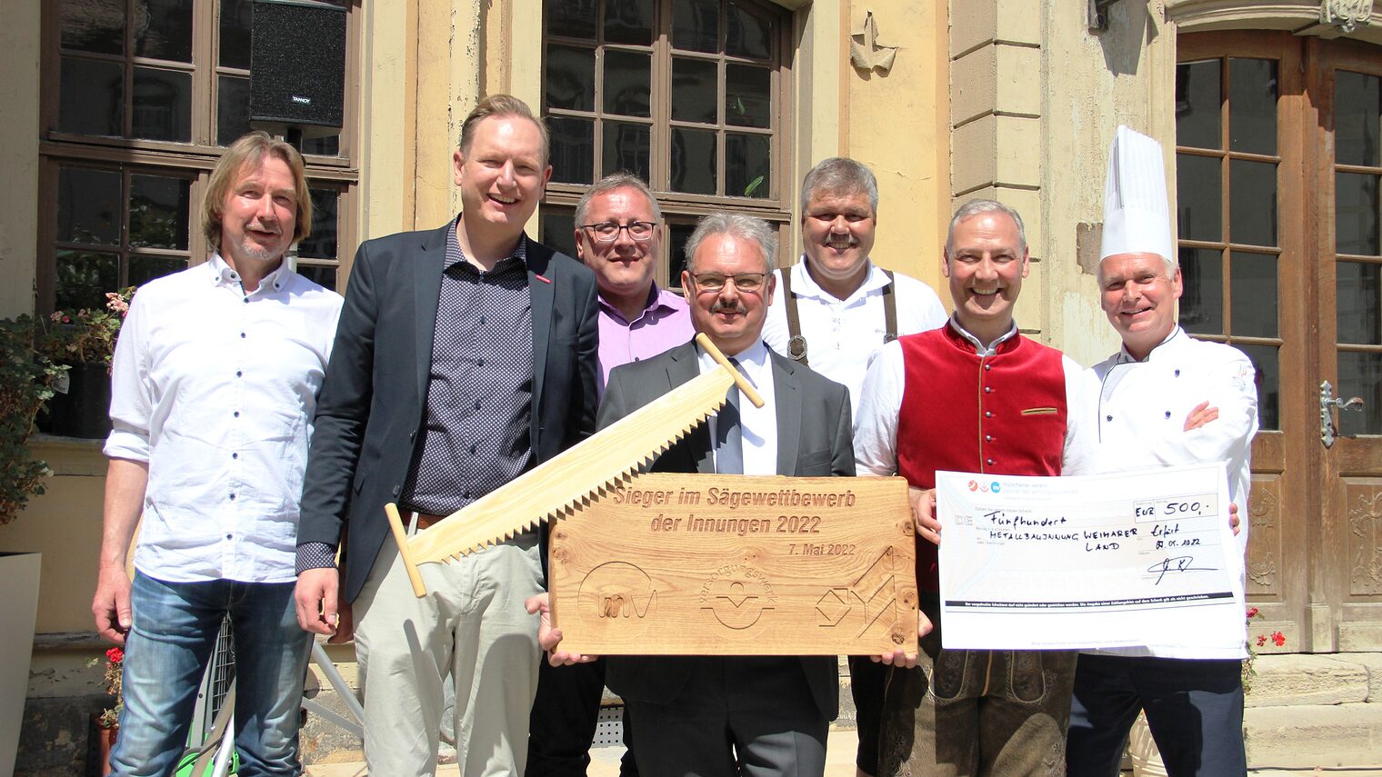 Olaf Eckardt, Innungsobermeister der Metallhandwerk-Innung Weimarer Land, setzte sich beim Sägewettbewerb der Innungen durch und gewann 500 Euro für ein Herzensprojekt der Innungen in der Region.