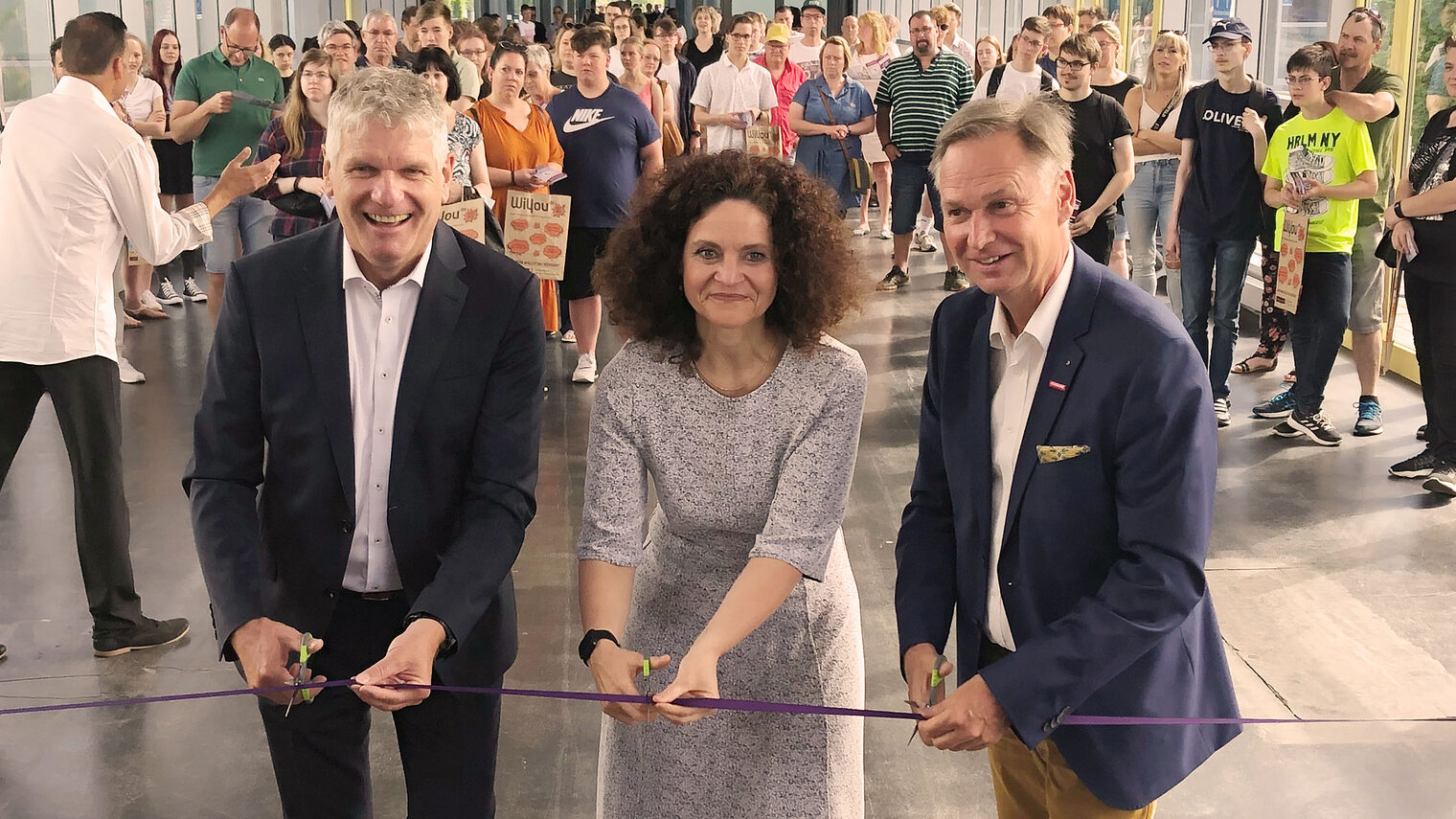 Die Veranstalter (v.l.n.r.) Thomas Fahlbusch, stellv. Hauptgeschäftsführer der IHK Erfurt, Irena Michel, Vorsitzende der Geschäftsführung der Agentur für Arbeit und Stefan Lobenstein, Präsident der Handwerkskammer Erfurt, konnten nach zweijähriger Pause endlich wieder die Messe JOBfinder eröffnen.