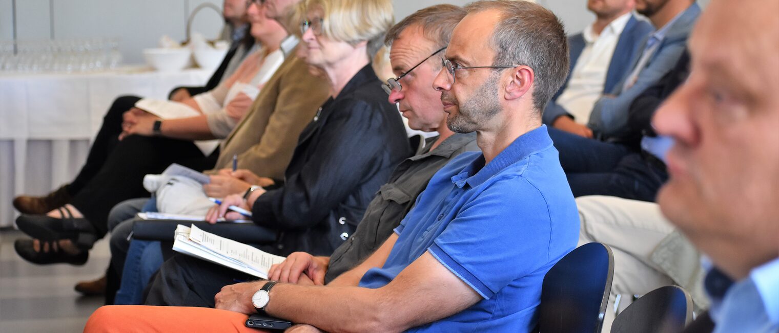 Im Berufsbildungszentrum der Handwerkskammer Erfurt fand am gestrigen Montag die Konferenz "Verzahnung von beruflicher und akademischer Bildung im Lichte ihrer Gleichwertigkeit" statt.