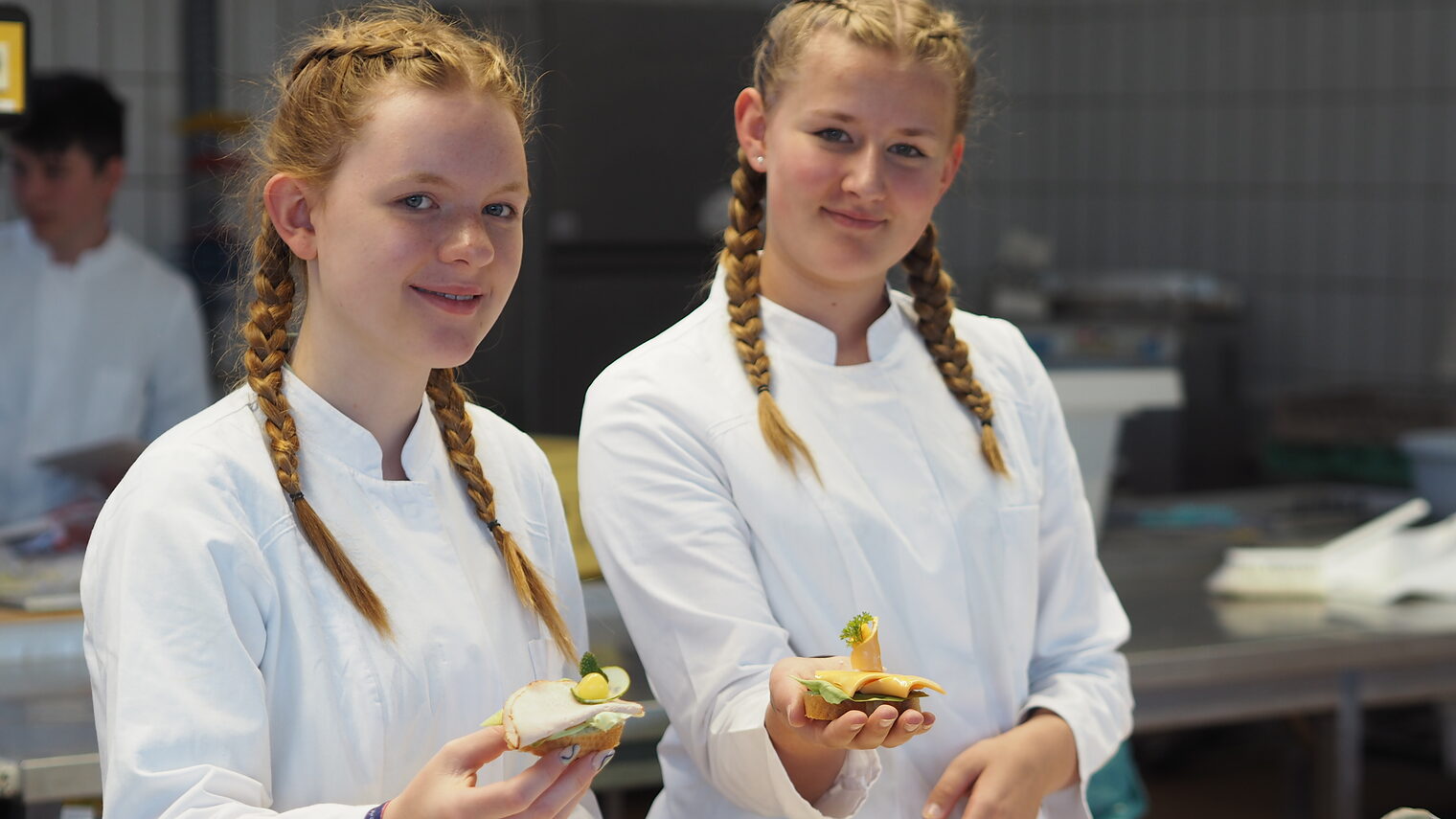 In der Backwerkstatt wurden kleine Schnittchen nach Lust und Laune mit Wurst, Käse, Ei und Gemüse dekorativ belegt. 