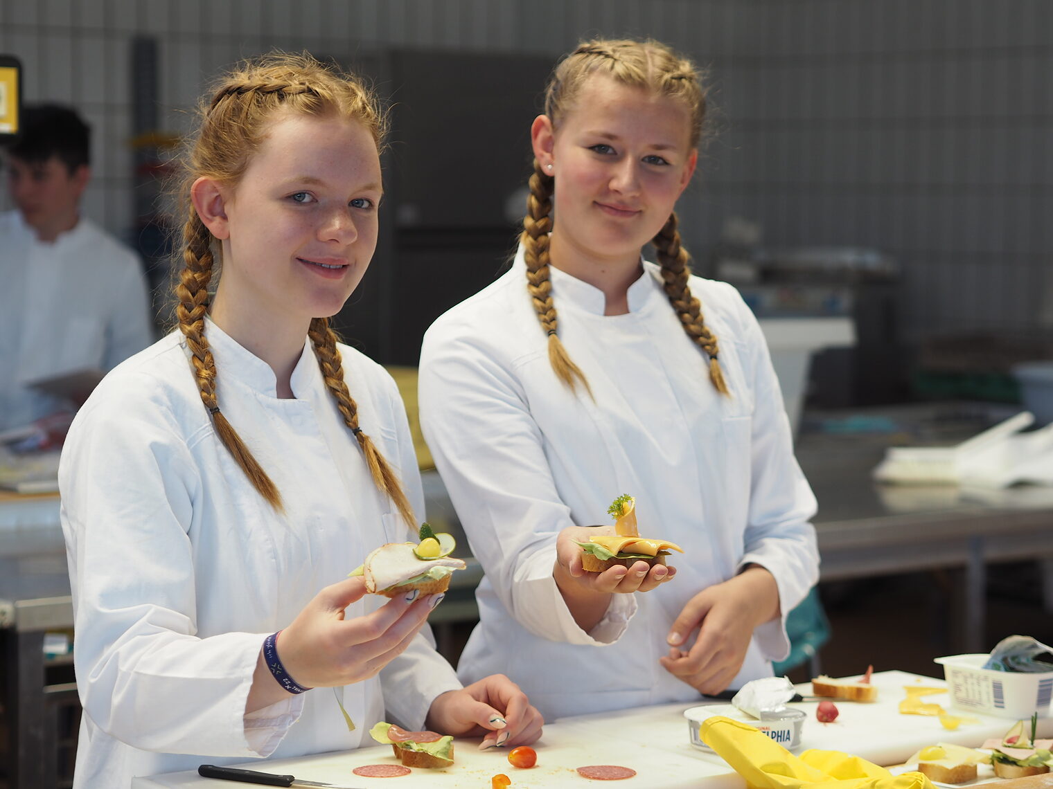 In der Backwerkstatt wurden kleine Schnittchen nach Lust und Laune mit Wurst, Käse, Ei und Gemüse dekorativ belegt. 