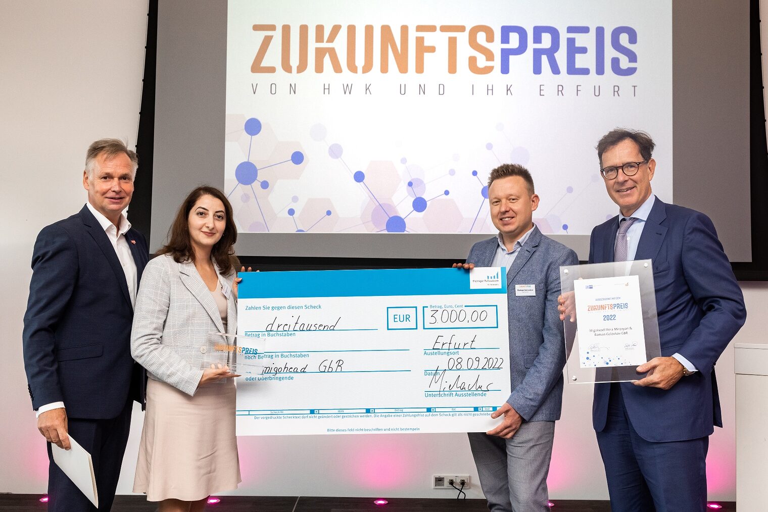 Die Gewinner migohead erhalten Ihre Gewinnerurkunde und das Preisgeld ihn Höhe von 3.000,00 € von dem Vorstandsvorsitzenden der Thüringer Aufbaubank Matthhias Wierlacher (re.) und dem Präsidenten der Handwerkskammer Erfurt, Stefan Lobenstein (li.)