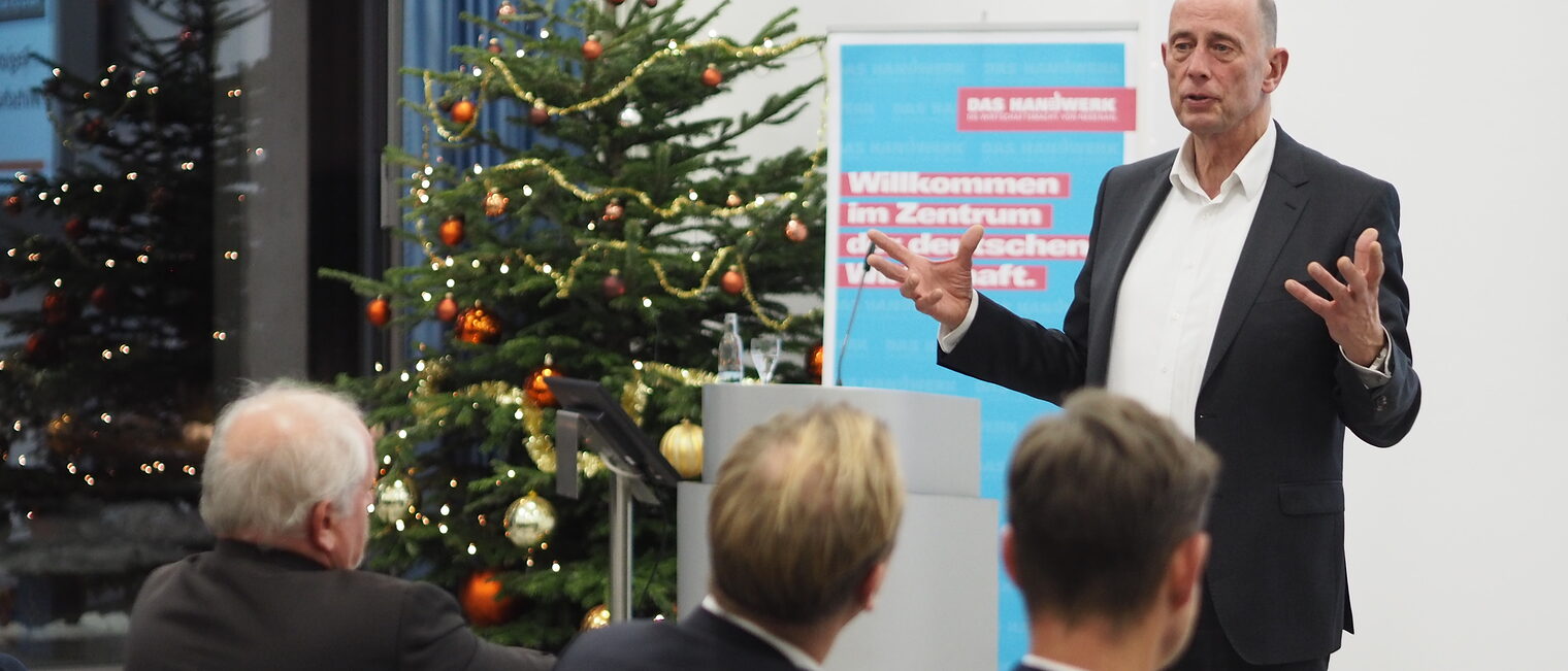 Thüringens Wirtschaftsminister Wolfgang Tiefensee war Gast beim ¿Regionalforum Energiekrise" der IHK Erfurt und HWK Erfurt und stand den Unternehmerinnen und Unternehmern Rede und Antwort.