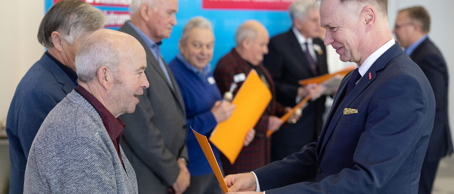 Stefan Lobestein (re.), Präsident der Handwerkskammer Erfurt, überreicht die Goldenen-Meister-Urkunden im Berufsbildungszentrum der HWK Erfurt.