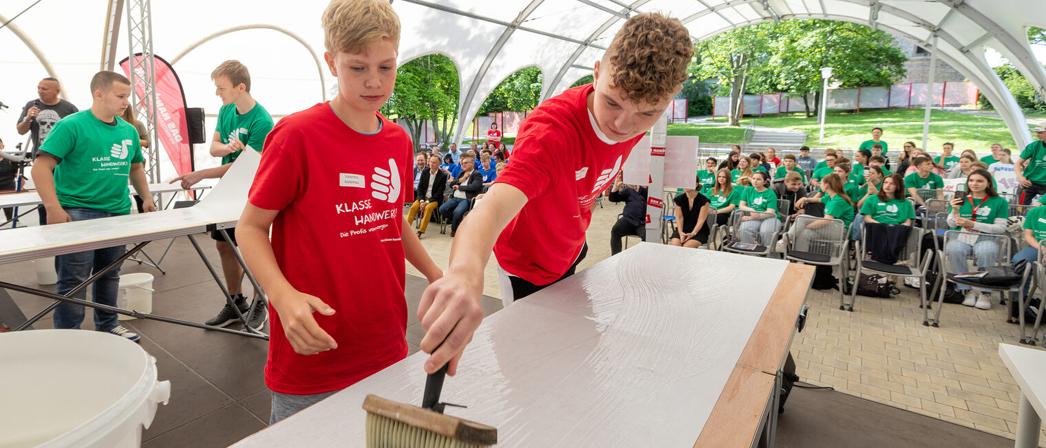 Finale des Schülerwettbewerbs "Klasse Handwerk! Die Profis von morgen" auf der Parkbühne im egapark. Zur 12. Auflage des Wettbewerbes meldeten sich 74 Klassen mit 1344 Schülern von Gymnasien, Regel-, Gesamt-, Gemeinschafts- und Förderschulen aus dem gesamten Freistaat an. Die Regionalsieger des Online-Wettbewerbs Klasse Handwerk 2022 sind: EF: Klasse 8.4 des Lyonel-Feininger-Gymnasium aus Buttelstedt/Mellingen Ost: Klasse 8 der Staatliche Regelschule Wurzbach Süd: Klasse 8c der Lautenbergschule Suhl Schlagwort(e): lth Schulen Handwerk