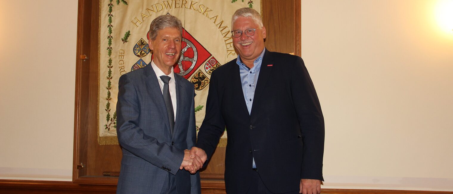 Handschlag auf die Stärkung der Berufsschulen: Thüringens Bildungsminister Helmut Holter war Teil der von der Handwerkskammer Erfurt initiierten Round-Table-Expertenkonferenz.