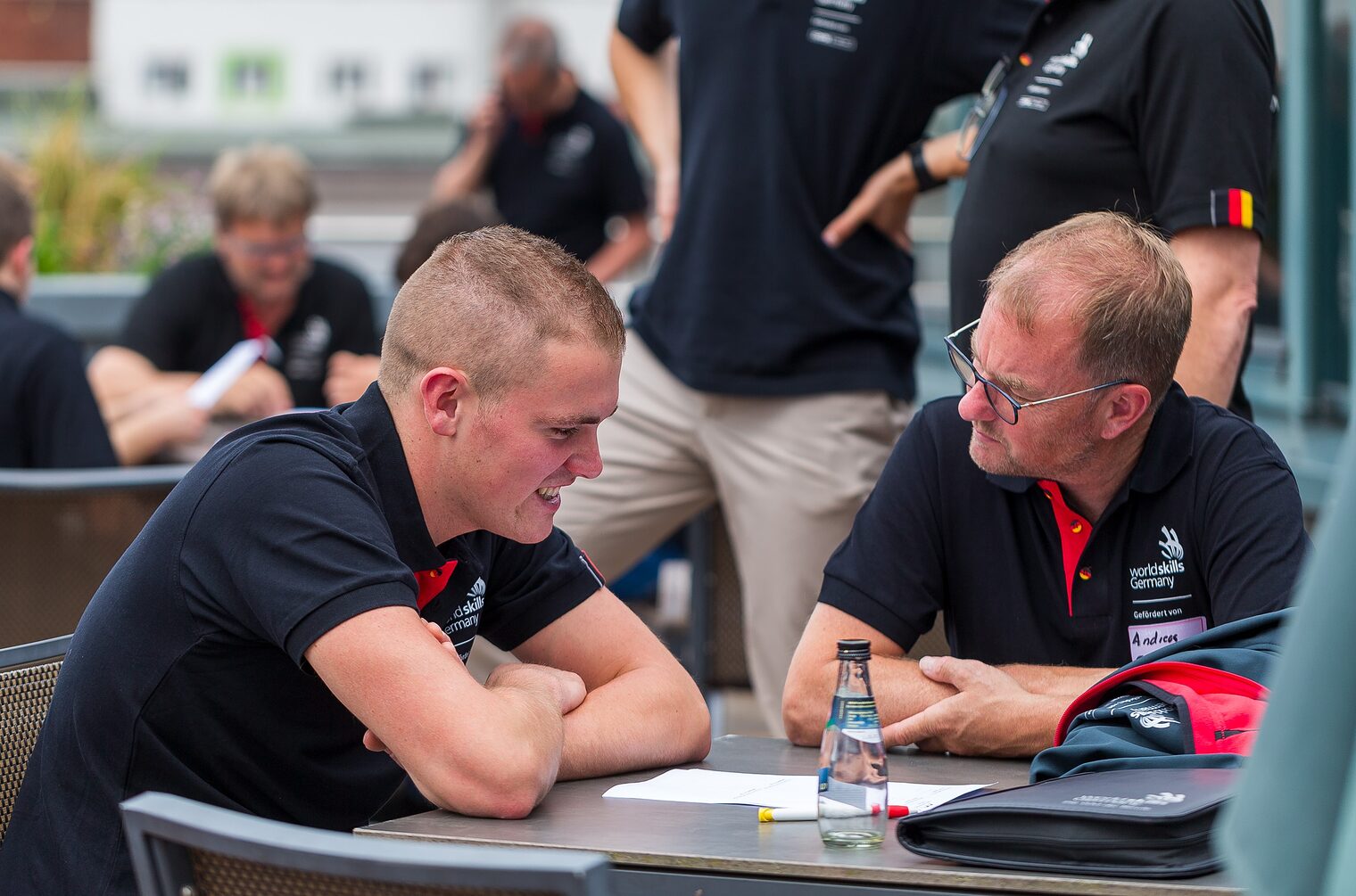 Jonas Lauhoff vorne links. Beim Vorbereitungstreffen in Magdeburg standen Workshops, Mentaltraining (u. a. zum Thema Vertrauen) und Teambuildingaktionen auf dem Programm, um die Teilnehmenden optimal für die EuroSkills 2023 zu rüsten.