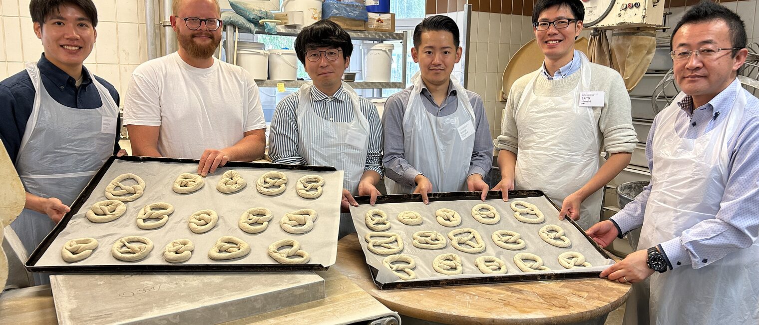 Die Besucher sind Teilnehmer des Deutsch-Japanischen Austauschprogramms für junge Berufstätige.