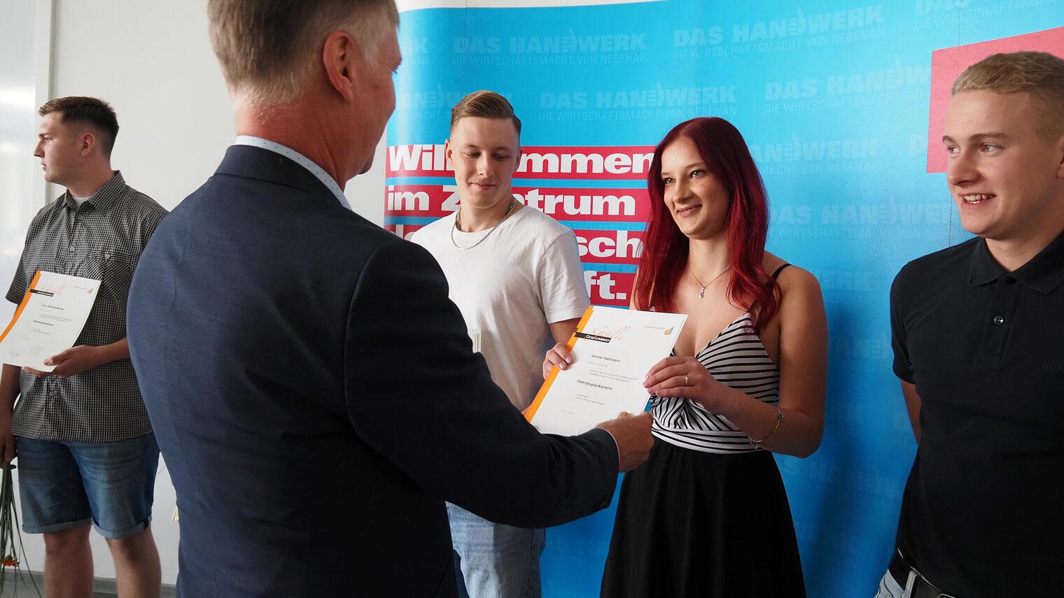 HWK-Präsident Stefan Lobenstein überreichte die Abschlusszeugnisse.