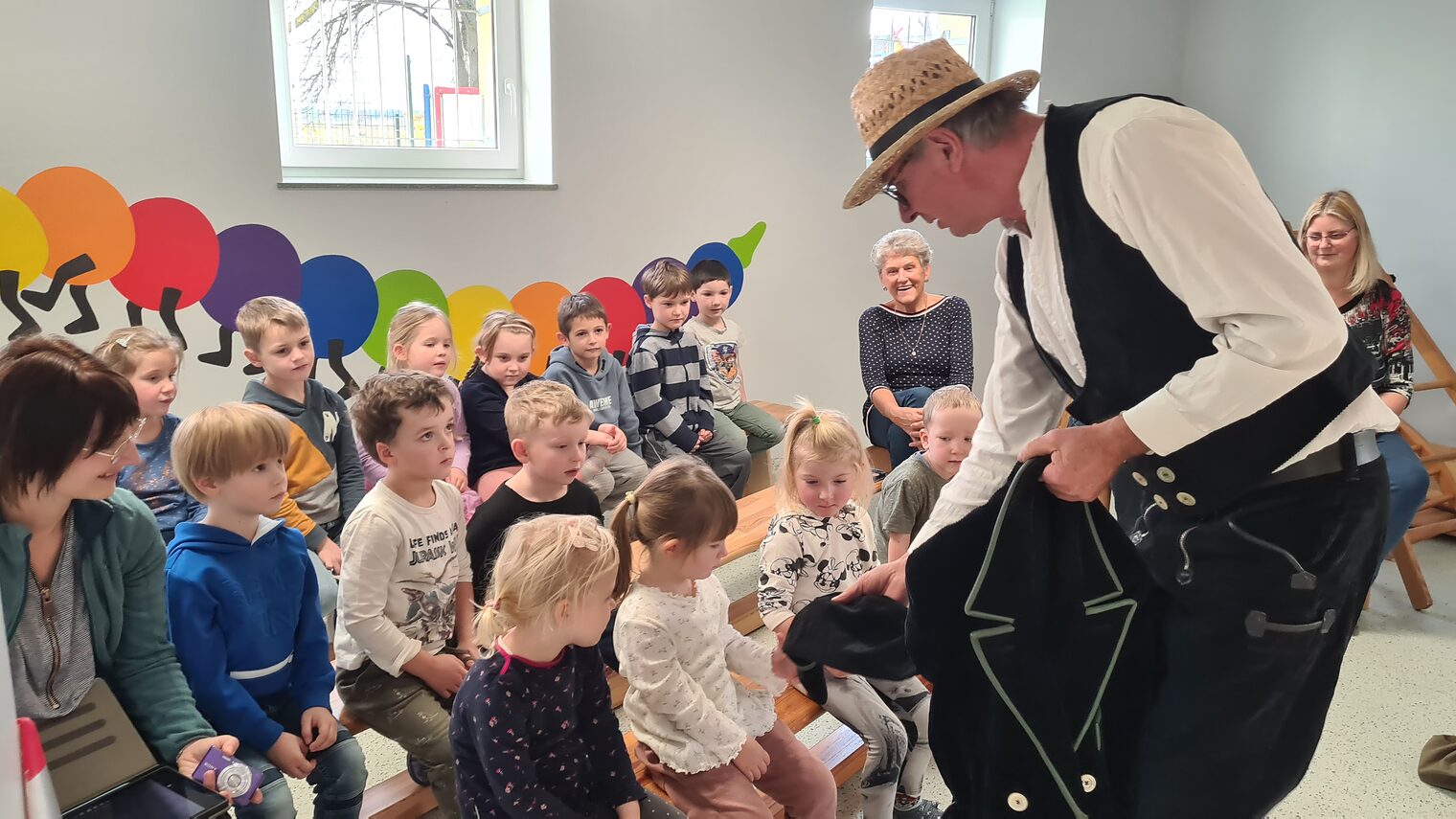 Im Rahmen des Wettbewerbs „Kleine Hände, große Zukunft“ haben die Kinder der Kindertagesstätte „Tausendfüssler“ in Holzthaleben die Theateraufführung „Hans im Glück“ von Richard Betz gewonnen.