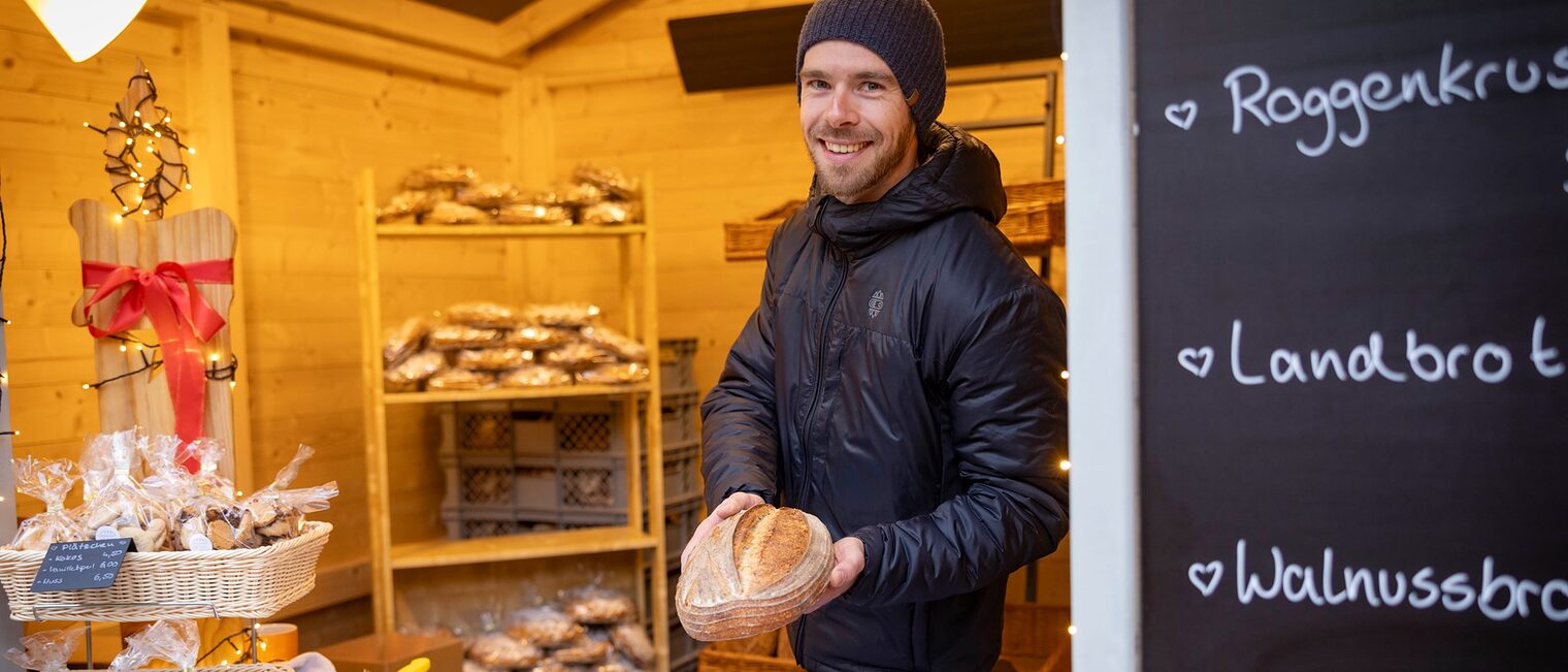 Der Weihnachtsmarkt hält allerhand Genussmomente und Geschenkideen für das Weihnachtsfest bereit. Maximilian Stiebling von der Bäckerei „Teigmacher“ aus Bad Tabarz bietet handwerklich gefertigte Brote, Sauerteigstollen und weihnachtliche Leckereien.