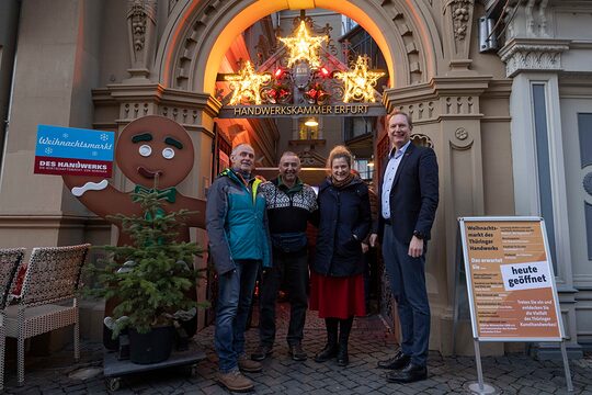 Der Vorstand des Vereins zur Förderung des Thüringer Handwerks e.V. lädt alle Besucher herzlich zum Verweilen und Genießen auf den Weihnachtsmarkt ein. Von rechts: Tobias Hinz (Vorsitzender), Anne Schleip, Frank Martin und Uwe Nelke.