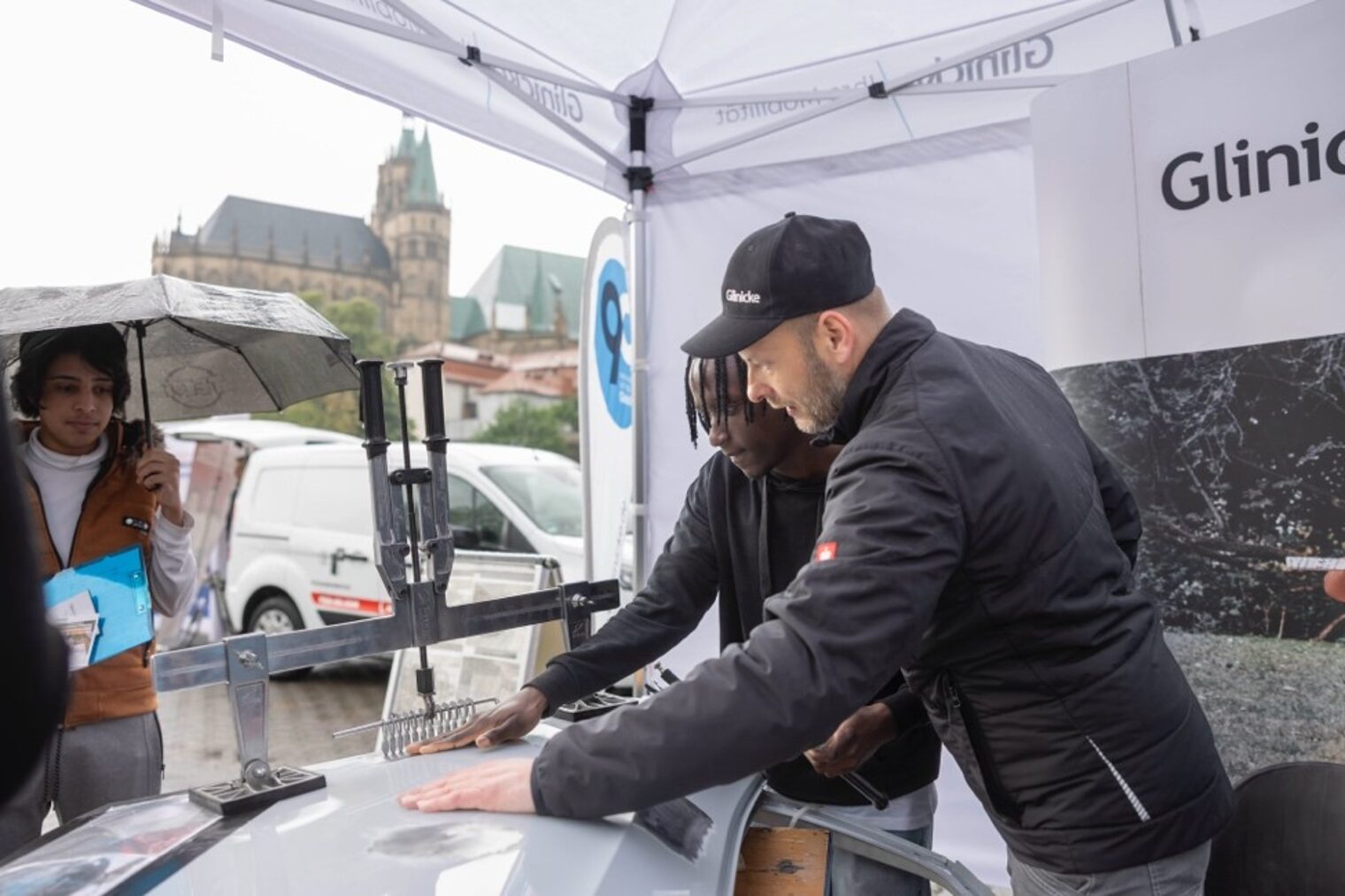 Eine Beule ist schnell in der Autokarosserie. Bei Glinicke lernten die Schüle-rinnen und Schüler die Grundzüge, wie sie entfernt werden kann. 