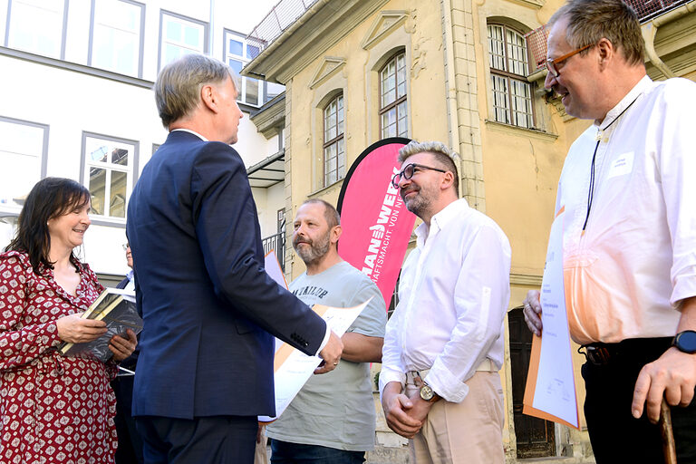 25-jähriges Betriebsjubiläum 2024: Handwerkskammer Erfurt zeichnet Betriebe mit 25-jähriger Geschichte aus. Ein Vierteljahrhundert erstklassige Handwerksarbeit: Herzlichen Glückwunsch zu 25 erfolgreichen Betriebsjahren!