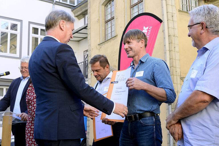 25-jähriges Betriebsjubiläum 2024: Handwerkskammer Erfurt zeichnet Betriebe mit 25-jähriger Geschichte aus. Ein Vierteljahrhundert erstklassige Handwerksarbeit: Herzlichen Glückwunsch zu 25 erfolgreichen Betriebsjahren!