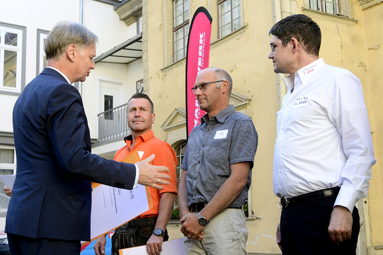 25-jähriges Betriebsjubiläum 2024: Handwerkskammer Erfurt zeichnet Betriebe mit 25-jähriger Geschichte aus. Ein Vierteljahrhundert erstklassige Handwerksarbeit: Herzlichen Glückwunsch zu 25 erfolgreichen Betriebsjahren!