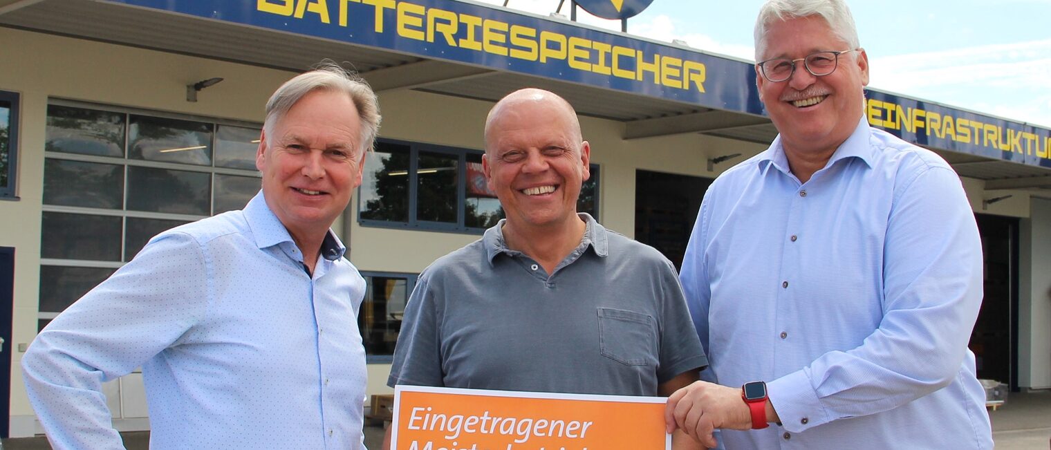 Dieter Ortmann, Gründer und CEO der MAXX SOLAR & ENERGIE GmbH & Co. KG (Mitte), freut sich über das neue Qualitätssiegel „Eingetragener Meisterbetrieb“ der Handwerkskammer Erfurt. HWK-Präsident Stefan Lobenstein (links) und Hauptgeschäftsführer Thomas Malcherek haben die neue Marke beim Unternehmensbesuch in Waltershausen übergeben.