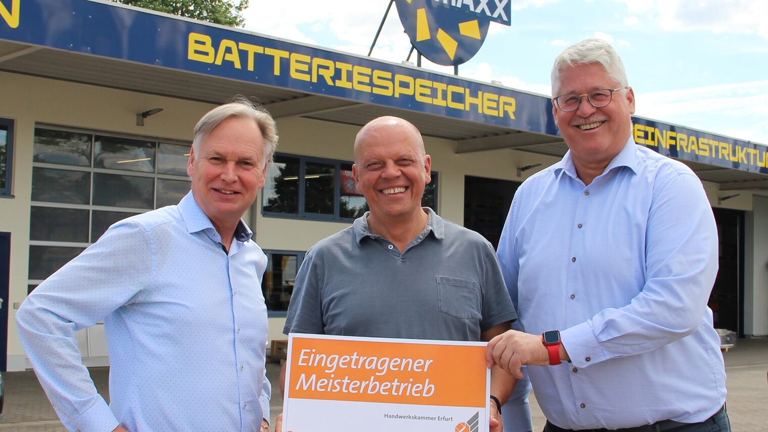 Dieter Ortmann, Gründer und CEO der MAXX SOLAR & ENERGIE GmbH & Co. KG (Mitte), freut sich über das neue Qualitätssiegel „Eingetragener Meisterbetrieb“ der Handwerkskammer Erfurt. HWK-Präsident Stefan Lobenstein (links) und Hauptgeschäftsführer Thomas Malcherek haben die neue Marke beim Unternehmensbesuch in Waltershausen übergeben.