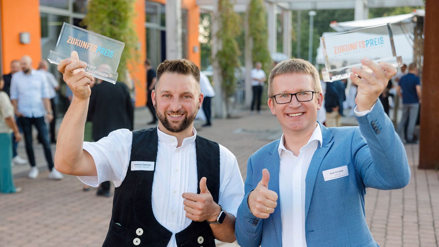 Sie sind die strahlenden Gewinner des Zukunftspreises 2024: Andreas Gwinner von der Zimmerei Gwinner (links) und Axel Kirstein von der isoplus Fernwärmetechnik GmbH.