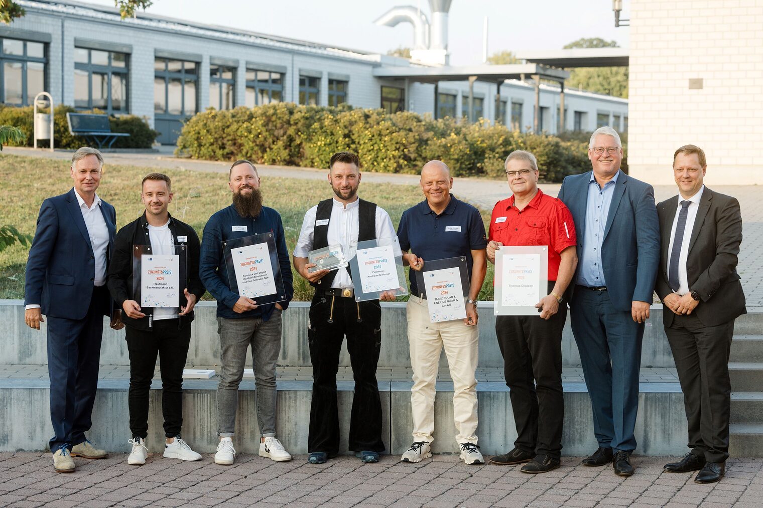 Neben der Zimmerei Gwinner (4. v. links) waren vier weitere Handwerksbetriebe aus Nord- und Mittelthüringen für den Zukunftspreis nominiert: Backmanufaktur Trautmann (Florian Trautmann), Schmuck und Objekt Ute Wolff-Brinckmann und Paul Schnabel (Paul Schnabel), Maxx Solar & Energie GmbH & Co. KG (Dieter Ortmann) und Schlosser Thomas Diwisch (von links).