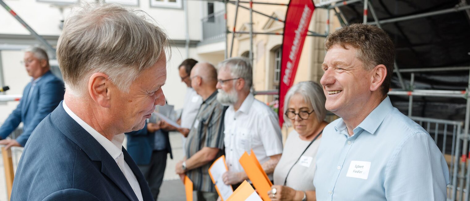 Tischlermeister Egbert Fiedler aus Küllstedt erhält die Meisterurkunde von Präsident Stefan Lobenstein überreicht.