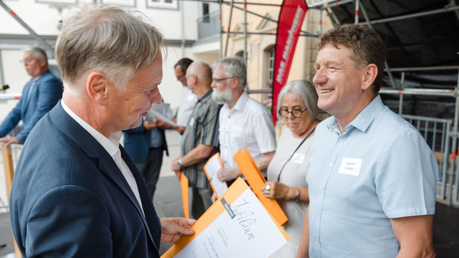 Tischlermeister Egbert Fiedler aus Küllstedt erhält die Meisterurkunde von Präsident Stefan Lobenstein überreicht.