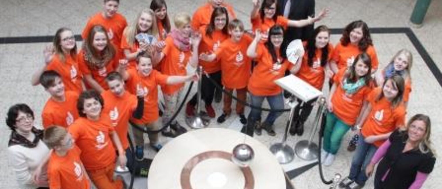 Freuen sich auf das Finale 2013: Schüler und Lehrer der 8a der Staatlichen Regelschule Lindenberg aus Berlingerode.