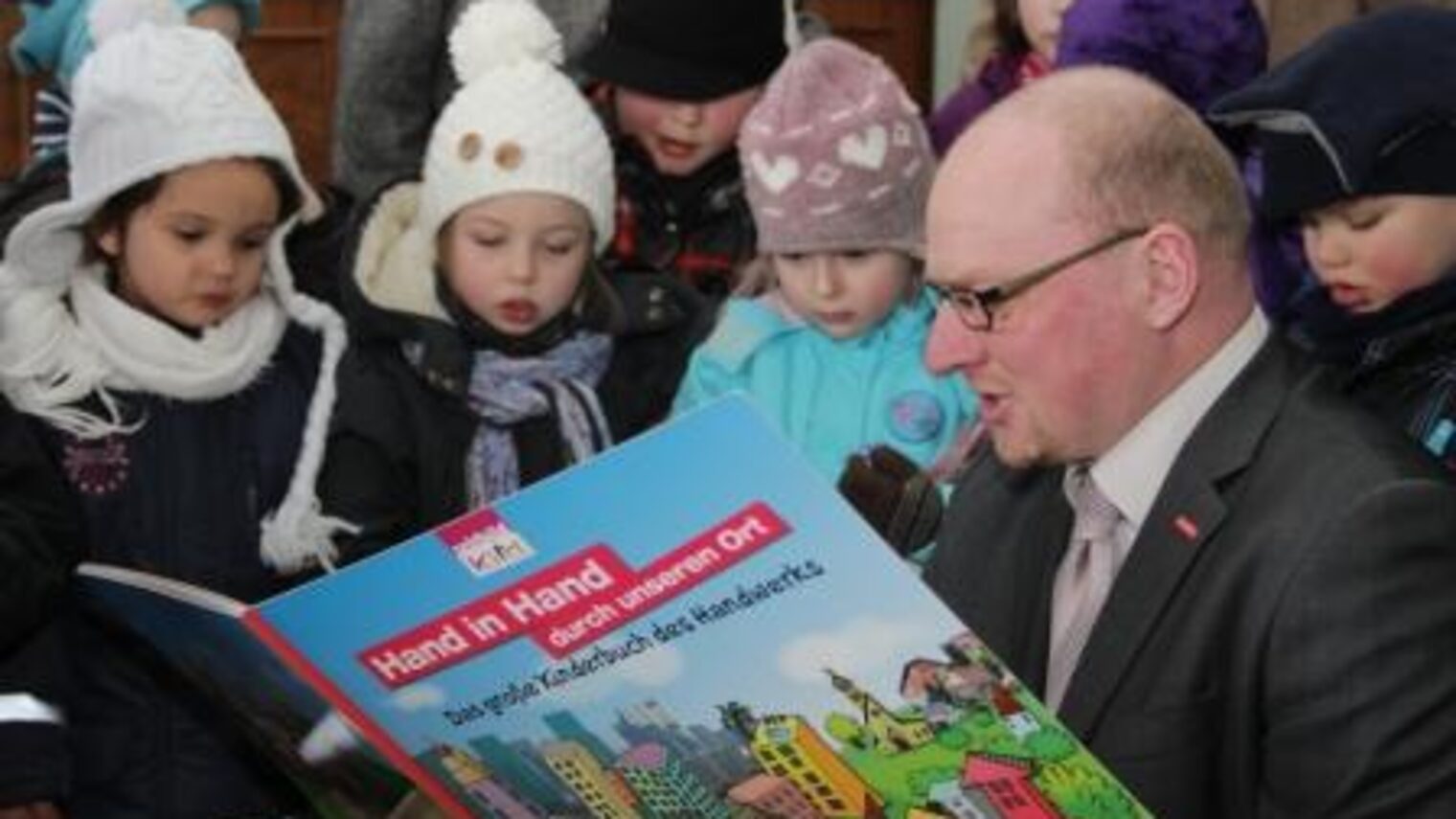 Kreishandwerksmeister und Vizepräsident Thomas Erdmann überreichte das erste Kindergartenbuch.