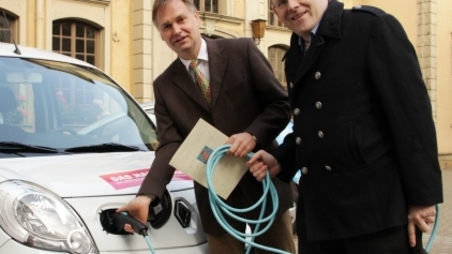 Sind gespannt auf die Praxis-Ergebnisse: Erfurts Kammerpräsident Stefan Lobenstein und Thüringens Verkehrsminister Christian Carius.